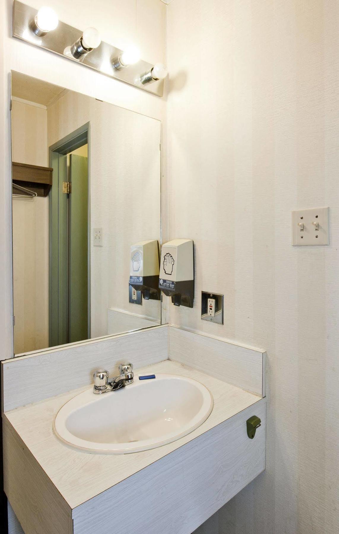 Springs Motor Inn Wainwright Екстер'єр фото