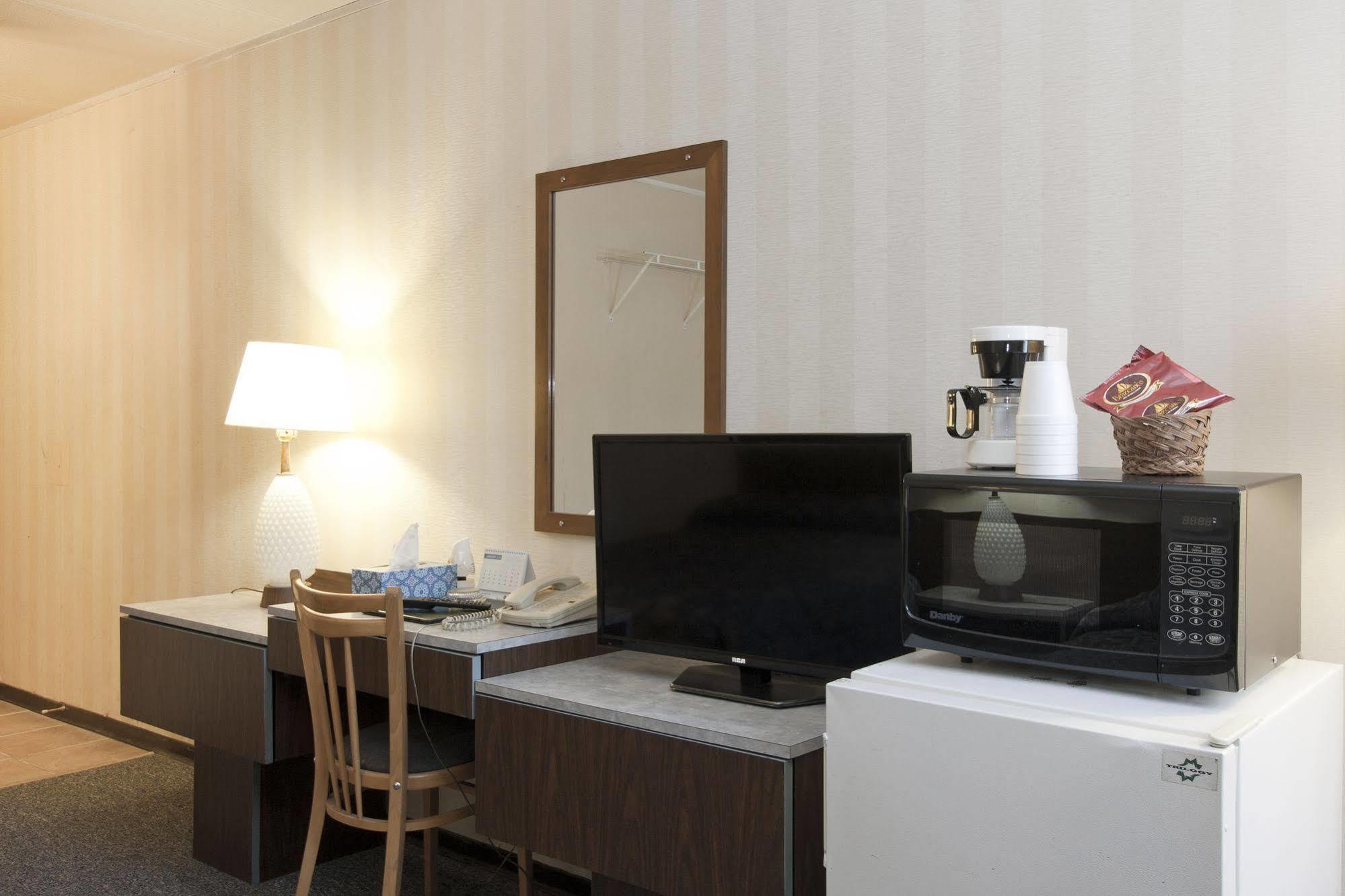Springs Motor Inn Wainwright Екстер'єр фото
