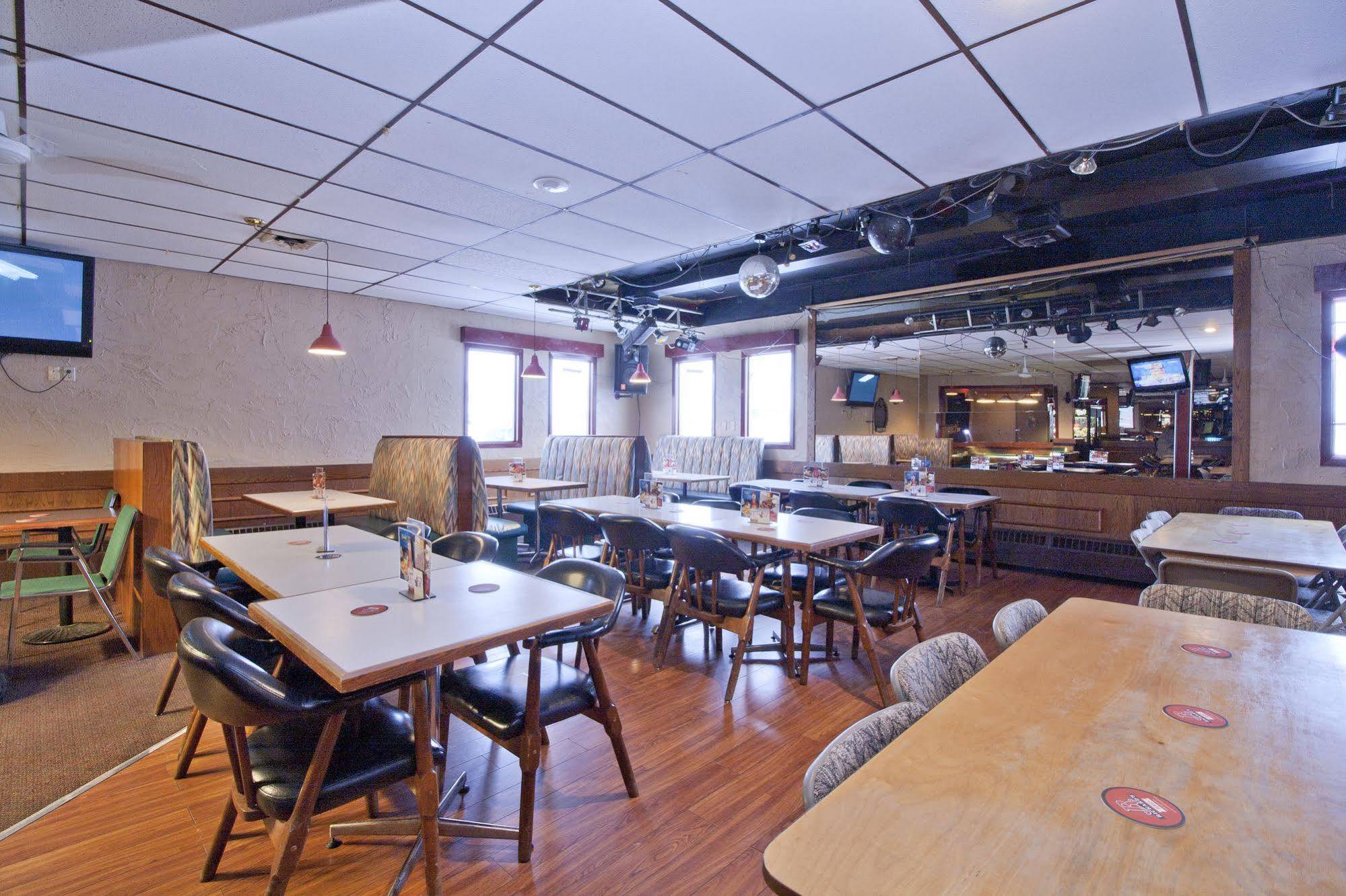 Springs Motor Inn Wainwright Екстер'єр фото