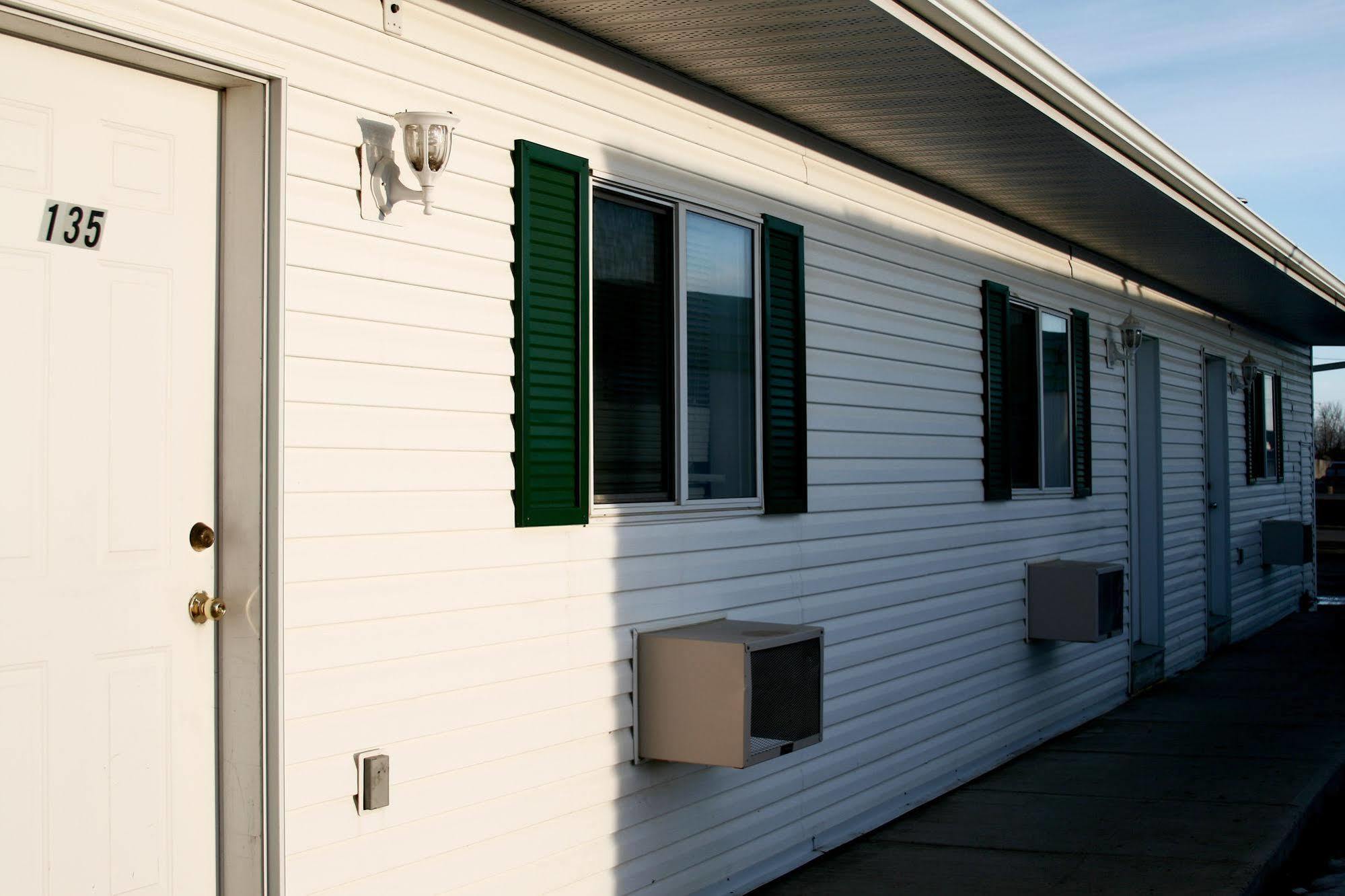 Springs Motor Inn Wainwright Екстер'єр фото